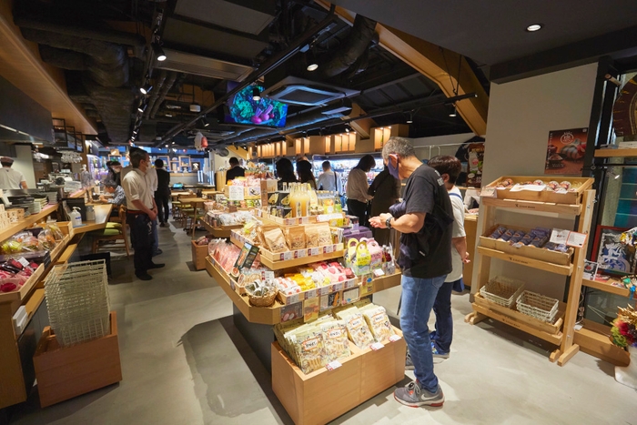 8base 人々で賑わう店内