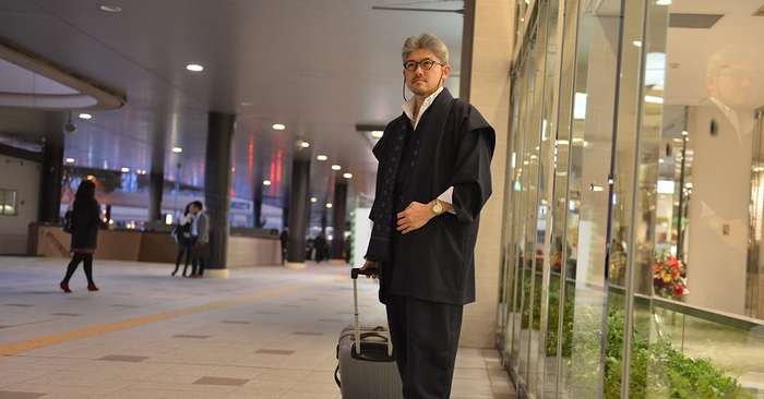 Yシャツの上から気軽に着こなしができ旅行や都会の街ぶらにも似合います。