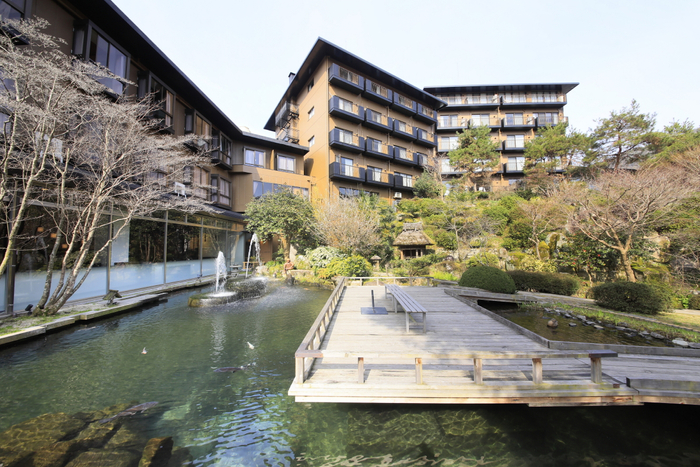 敷地内には日本の四季を愉しむ広大な日本庭園