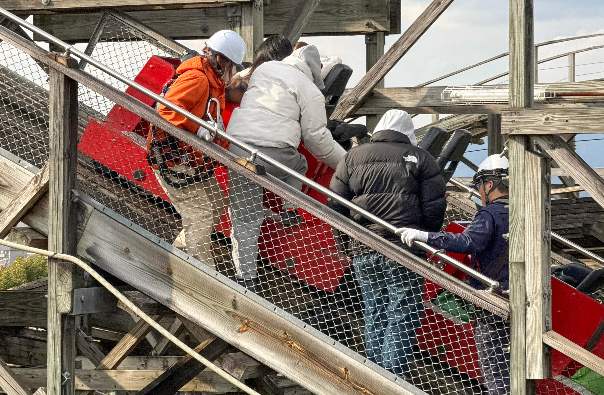 大規模地震を想定した防災訓練を実施
～遊園地の「安全安心」を追求～