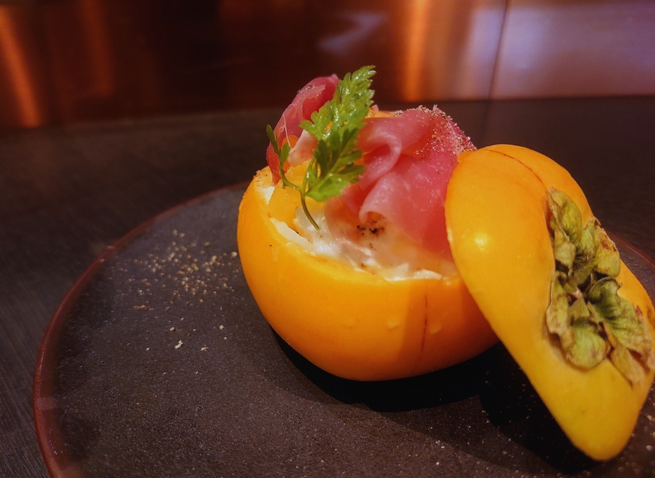 柿を丸ごと使った生ハムとブラータチーズのカプレーゼ（イメージ写真）