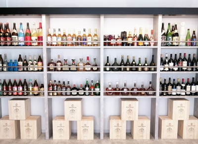 国内外の希少なお酒が揃う店内