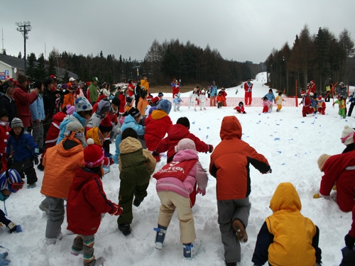 12/23の「子供宝探し」　雪の中から宝を見つけよう！