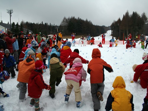 12/23の「子供宝探し」 雪の中から宝を見つけよう!