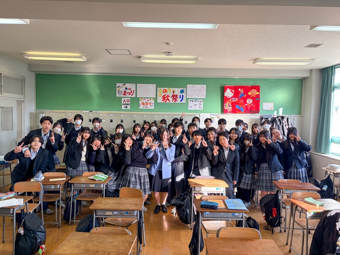 一緒に授業を受けた2年生生徒らとの集合写真（ミーアさん）