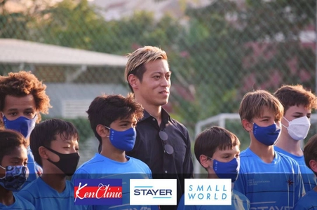 本田圭佑氏がプロデュースするカンボジアのサッカースクールと STAYERホールディングスがトップスポンサー契約を締結