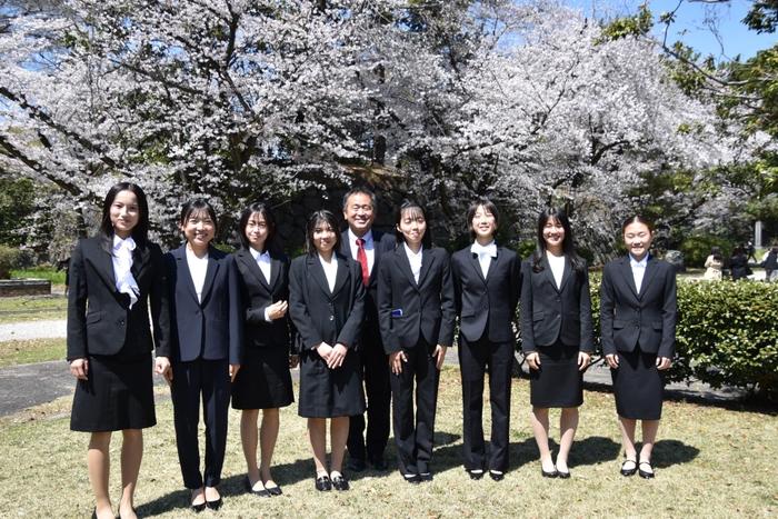 女子駅伝部の新入生８人は米田勝朗監督と記念撮影 