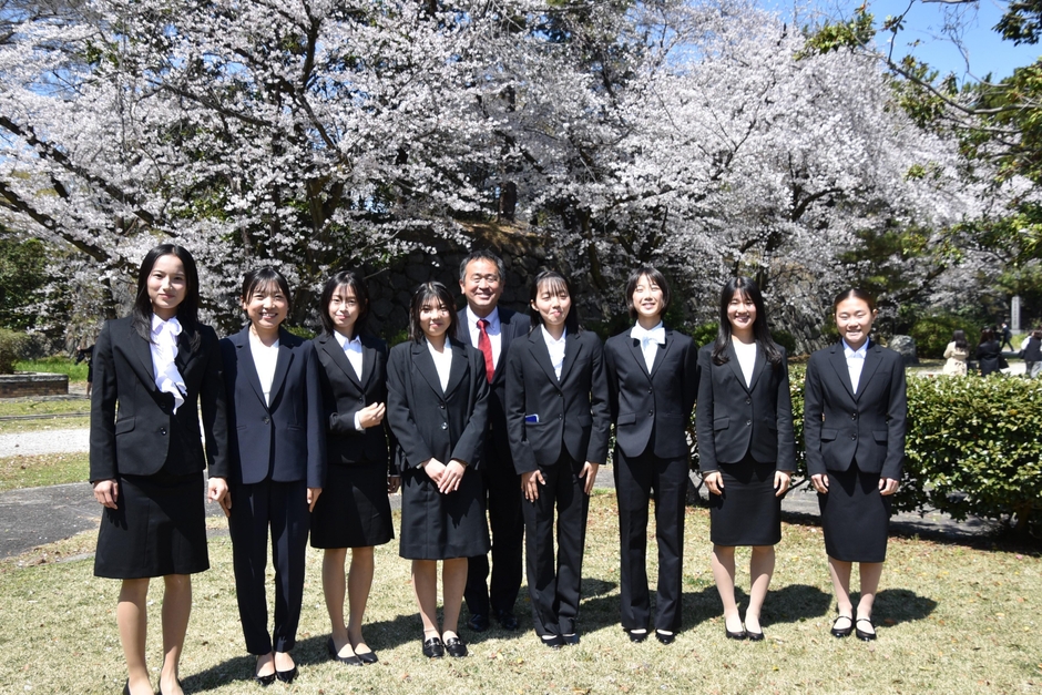 女子駅伝部の新入生８人は米田勝朗監督と記念撮影 