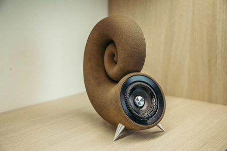 世界初！3Dプリンターで「ガラスの砂」を固めて 一体成型したうず巻き型の小型スピーカー 「スピルラ」を8月28日より販売開始