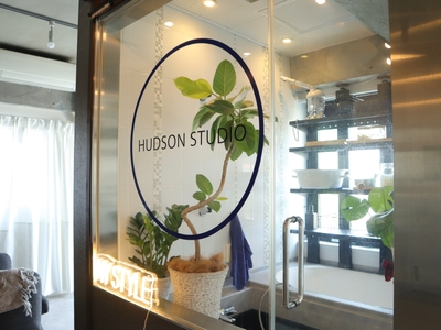 HUDSON STUDIO の“NYスタイル・リビングルーム感”あふれる空間
