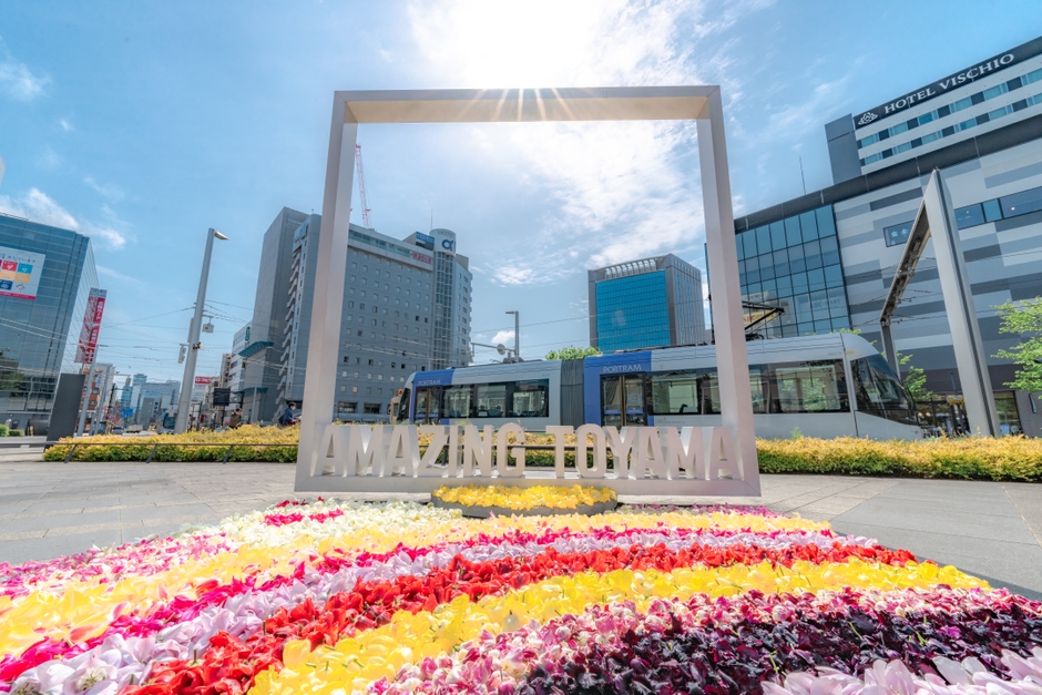 昨年実施『スマイフルラワーカーペット2022』:富山駅前