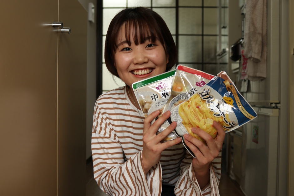 食の支援品を受け取る学生2