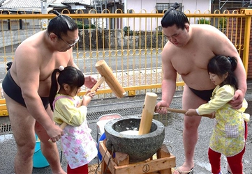 園児とお相撲さんが「もちつき大会」開催　日本の伝統行事や食への興味・関心を高める