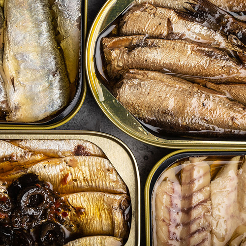 缶詰の魚は骨も食べられるほどに柔らかく加工されているので、生を調理して食べるよりも多くのカルシウムを摂取することができます。100ｇあたりのカルシウム量で比較すると、サバの場合生では6mg、サバ缶になると210mgと35倍もの差があります。もちろんイワシも同様の差があります