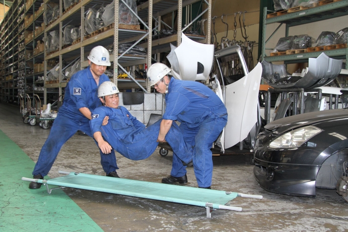 要救助者を担架へ乗せ搬送