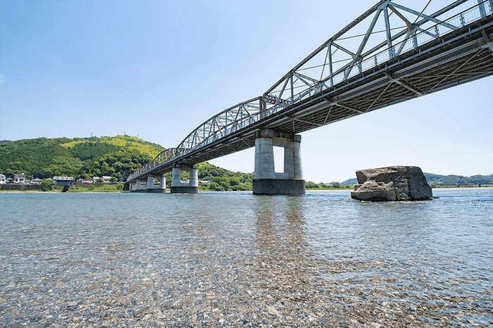 波川(はかわ)公園から見た仁淀川橋