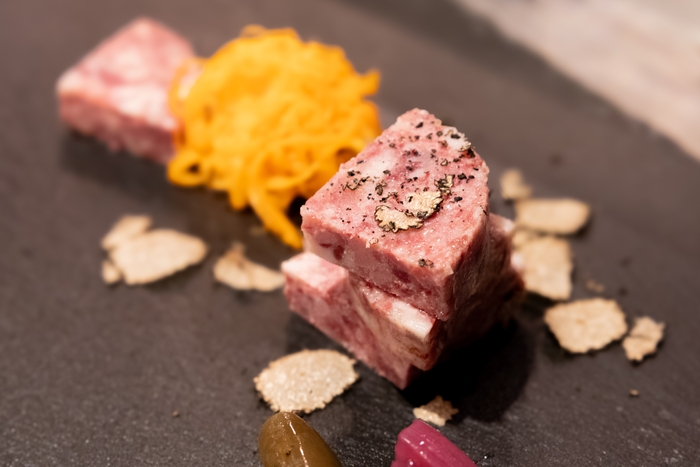 豚足、スネ、ミミガーなどを使用し、その触感を活かした“豚の”コンビーフ風。