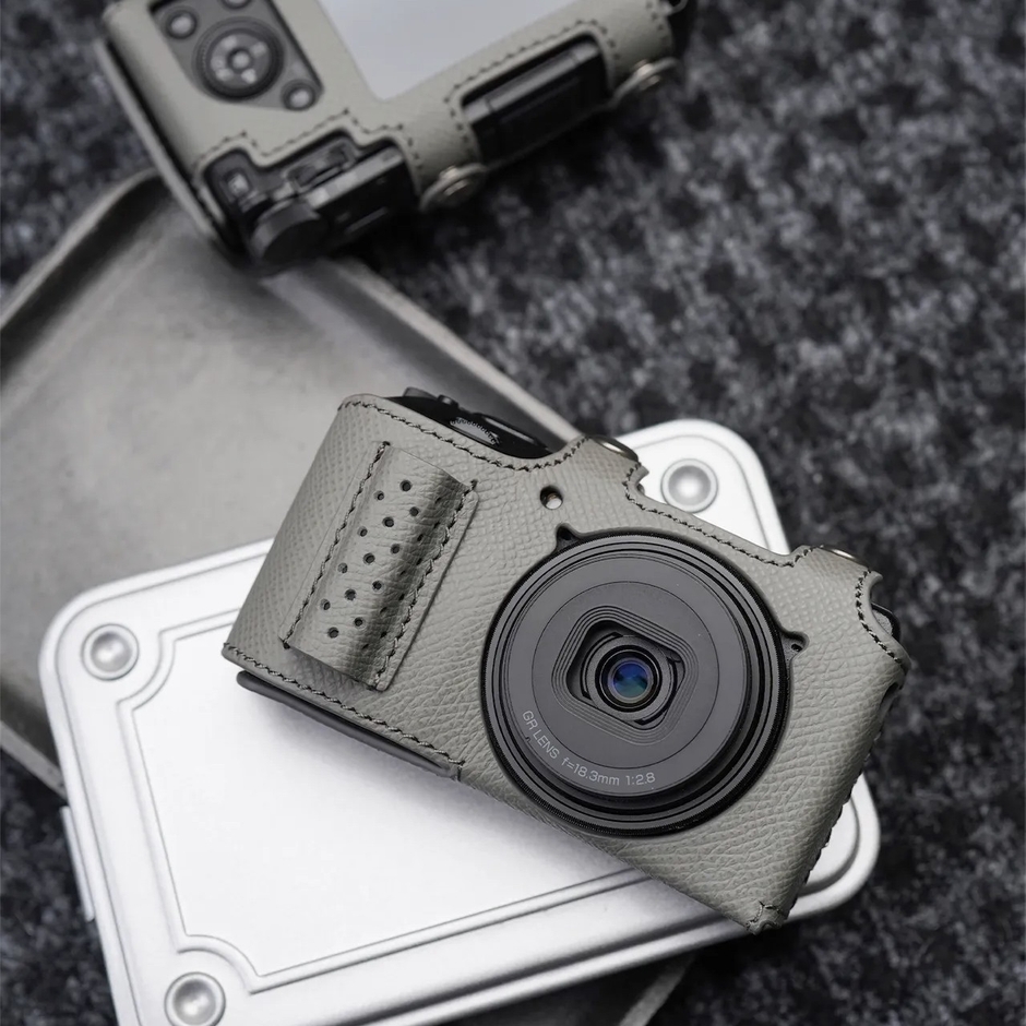 軽量素材を使用した堅牢なグリップには、滑り止め効果のあるパンチングレザーを採用