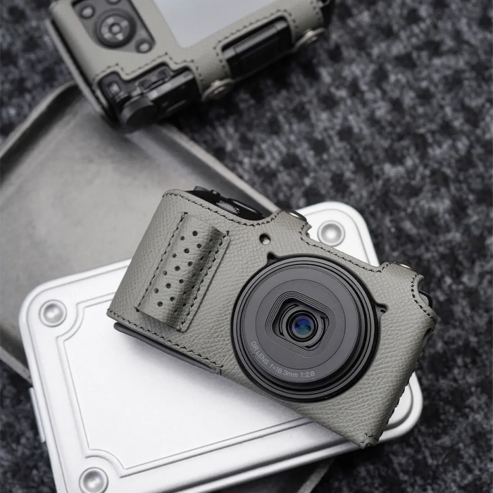 軽量素材を使用した堅牢なグリップには、滑り止め効果のあるパンチングレザーを採用