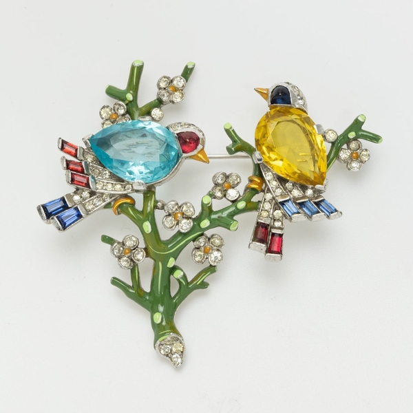 トリファリ《ブローチ「枝に二羽の鳥」》デザイン：アルフレッド・フィリップ、制作：トリファリ、クラスマン&フィシェル社、1942年、クリスタルガラス、エナメル彩メタル、ラインストーン、小瀧千佐子蔵