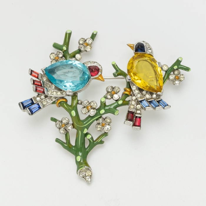 トリファリ《ブローチ「枝に二羽の鳥」》デザイン:アルフレッド・フィリップ、制作:トリファリ、クラスマン&フィシェル社、1942年、クリスタルガラス、エナメル彩メタル、ラインストーン、小瀧千佐子蔵