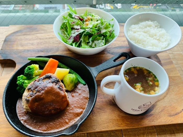 鉄板ハンバーグプレート 900円(税抜き)