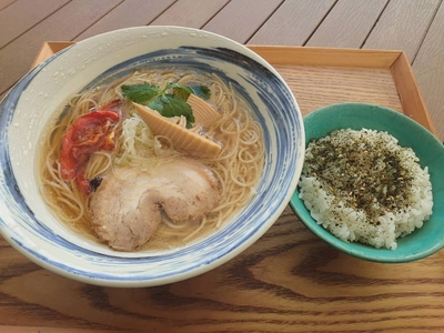 ＼山梨のご当地ラーメンが道の駅なんぶで楽しめる／ 山梨のご当地食材を主に使った「やまなし源水ラーメン」が 道の駅なんぶ 南部よろこび茶食堂に登場