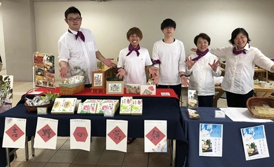 経営学部&#215;(株)よしのや　産学連携プロジェクト　葛餅食べてインスタ投稿！若い世代へ吉野の葛餅をPR