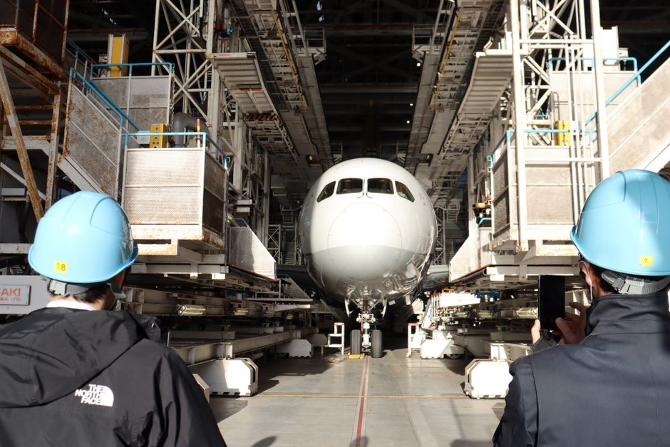 ドック整備中の旅客機。ちょっぴり可愛らしいアングルです