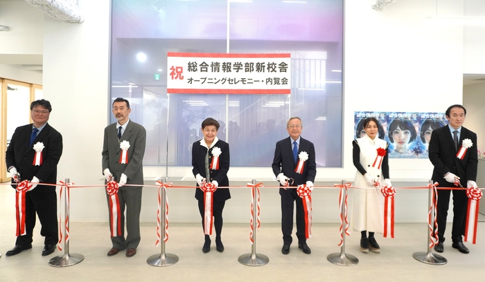 テープカットの様子（左から中鉢欣秀デジタルイノベーション学科長、金尾朗学長、坂東眞理子総長、山崎日出男理事長、永山祐子氏、木村琢磨データサイエンス学科長）