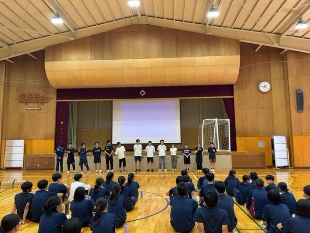 大学生の自己紹介の様子