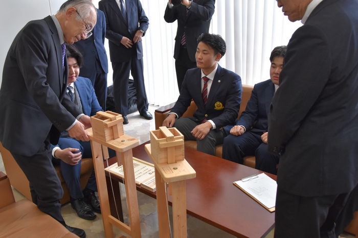 名古屋聾学校が製作したアルコール消毒スタンドも寄贈