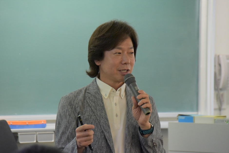今年度初めて講義を行う佐藤特任教授