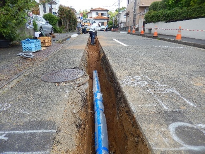 市内水道管の工事現場　新設管設置