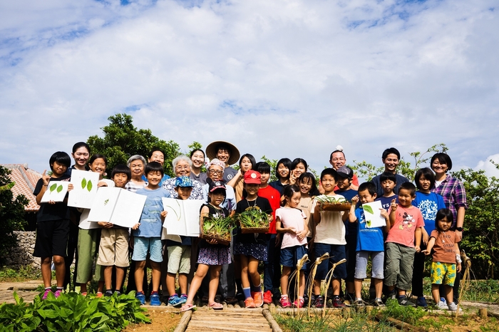 【星のや竹富島】命草の収穫_集合写真_畑