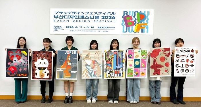 文芸学部芸術学科の学生が「JAPAN」をテーマに制作した出展作品