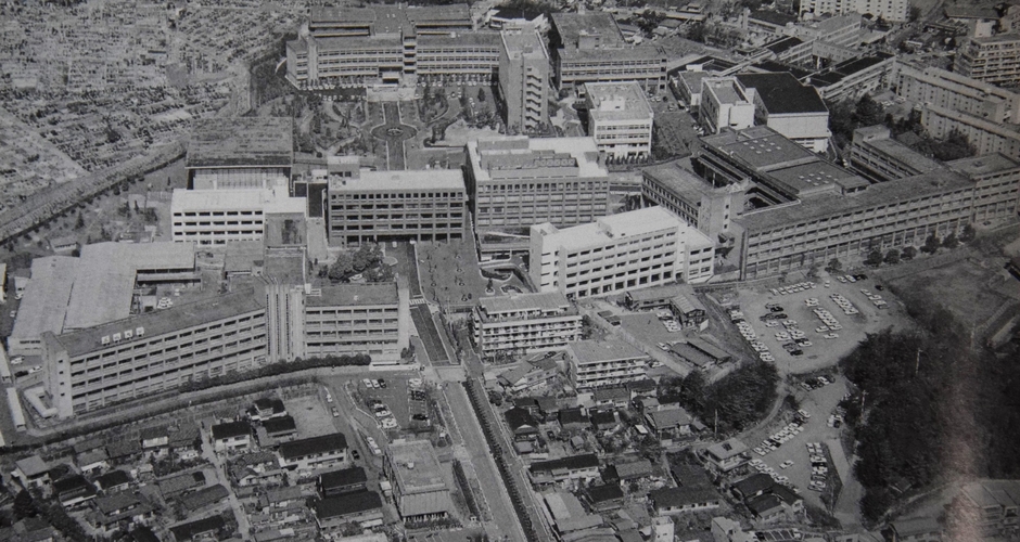 手前左端が2号館、右端が4号館(1986年入学案内から)