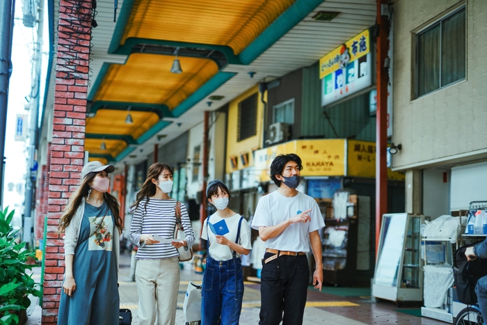 商店街に点在している客室へスタッフがご案内