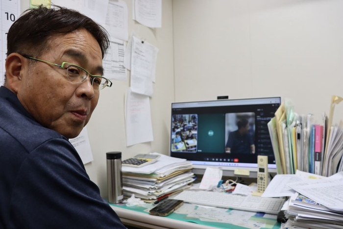 オンライン授業に臨む山本准教授