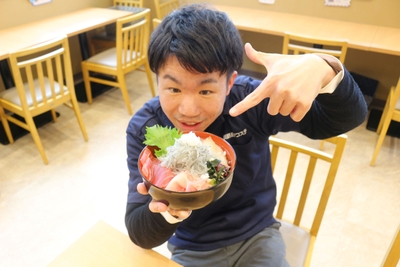 「淡路島タコステ」の生しらす丼