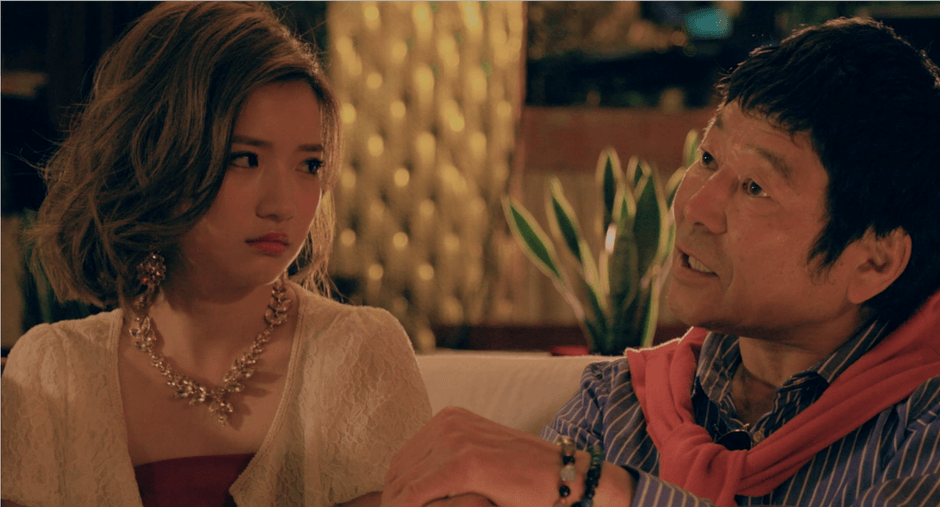 オンナとカネにだらしない演出家タマツツミ(ダンカン、左)。行きつけの店のキャバ嬢(南りほ、右)を主演にしようと画策