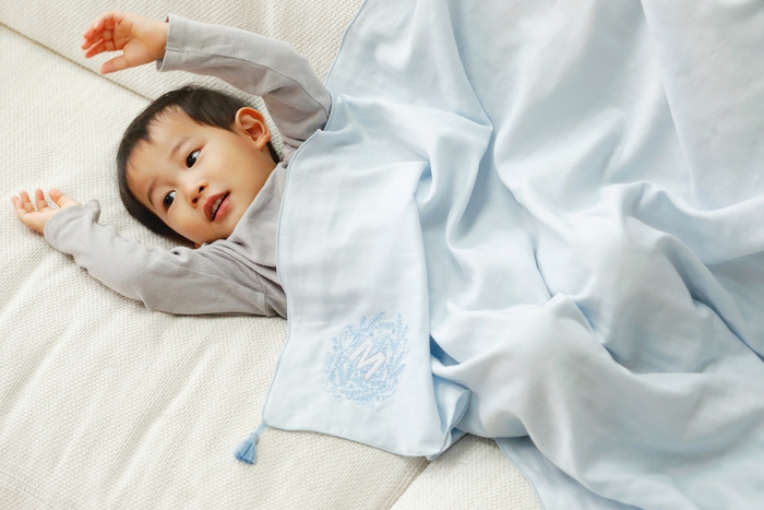 フクロウイニシャル入り タッセル付きガーゼおくるみ