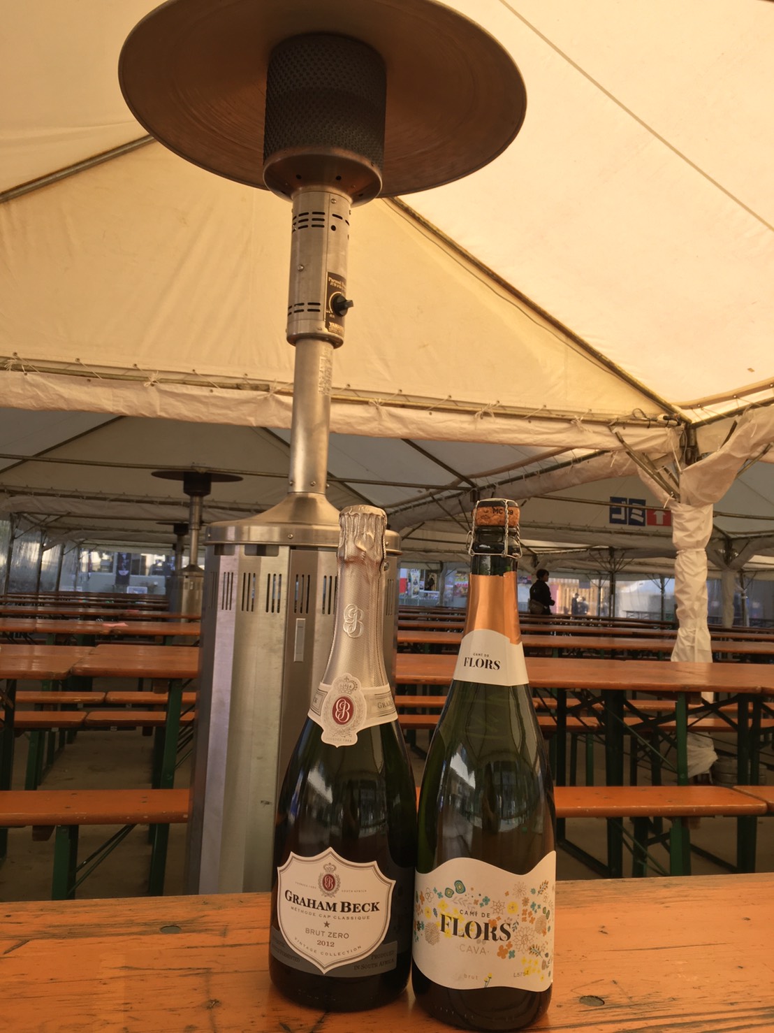新宿 大久保公園に出現 席数600 テントで覆われ ストーブ完備の暖かい快適空間 Newscast