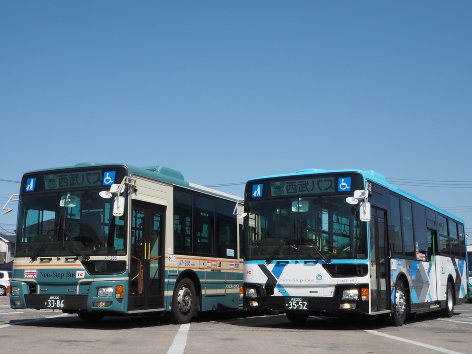 従来カラー(通称:笹バス)と新カラー