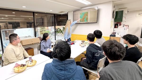 出身国の紹介をする留学生