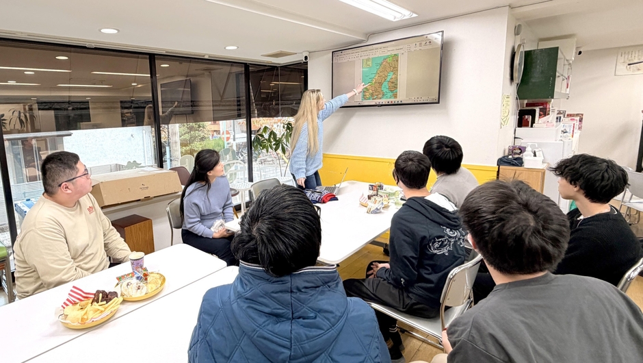 出身国の紹介をする留学生