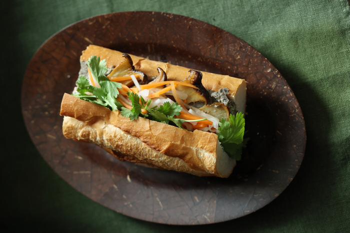 「アジア風サンドイッチ」ベトナムのバインミーをイメージ。レバーペーストの代わりにマッシュルームでうまみをプラス
