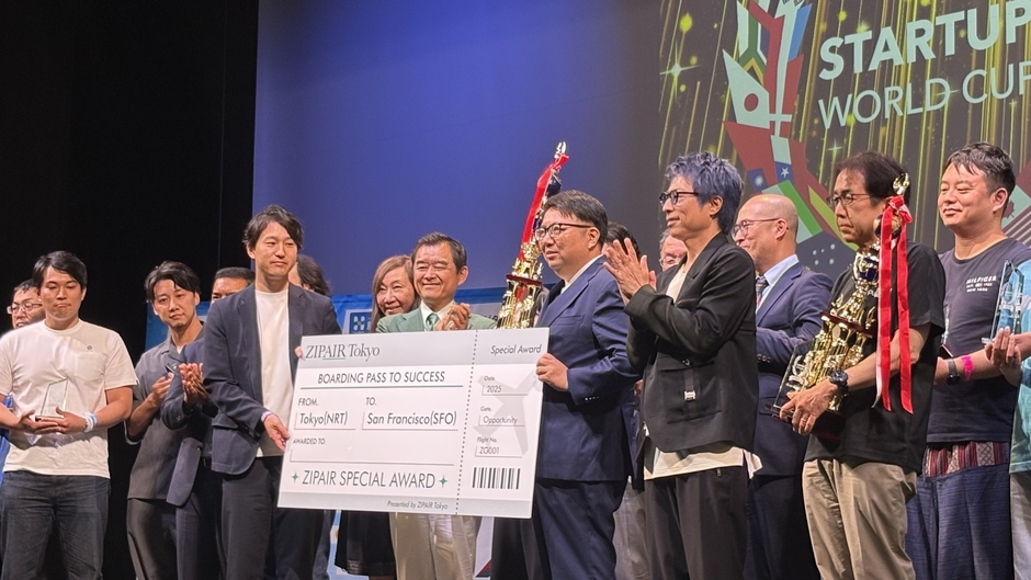 中央:代表取締役社長 竹下英徳