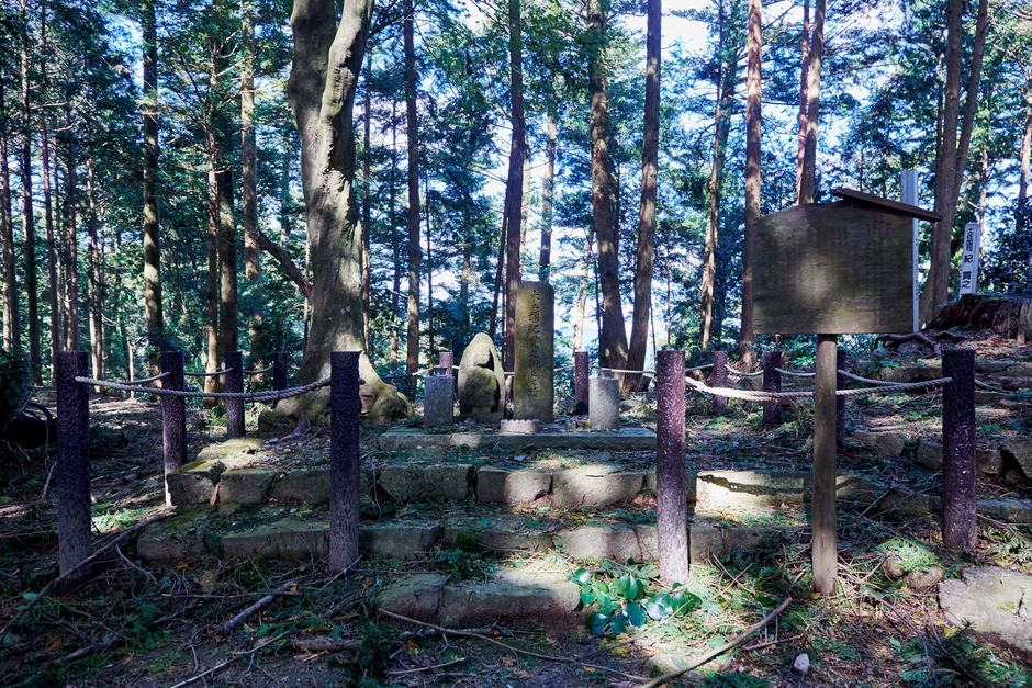 「もたて山駅」紀貫之のお墓