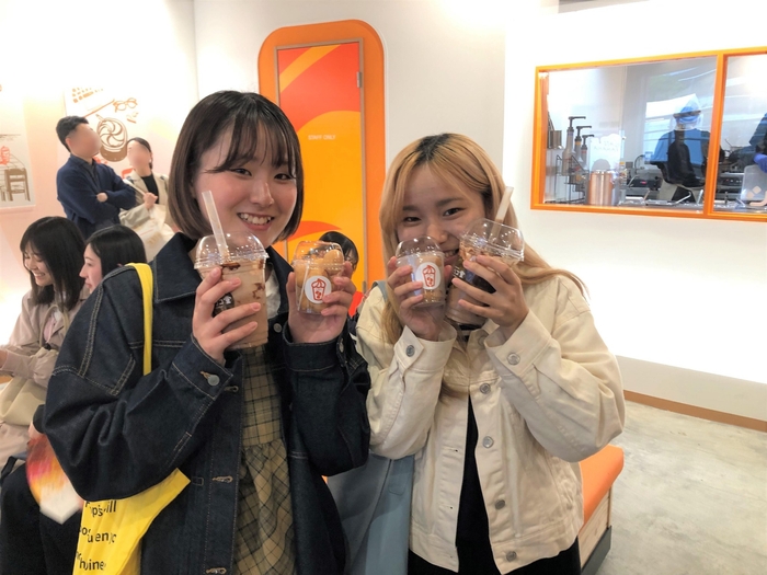 カスタマイズしたドリンクを楽しむ学生たち